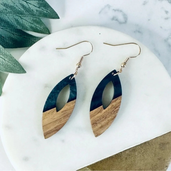 2/$30🌵 Bohemian Charcoal Gray Resin & Wood Teardrop Earrings Cutout Boho NEW - Picture 1 of 5